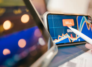 Operador multimercado a analisar opções de Bitcoin, Ethereum e forex