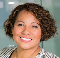 Claire Ashford, responsável de compliance numa empresa de regulação financeira, retrato